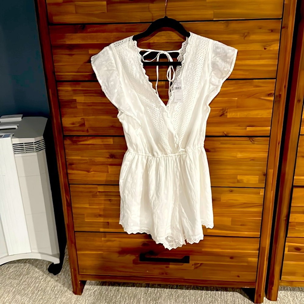 American eagle romper. Super cute with exposed back. Bought for graduation. NWT